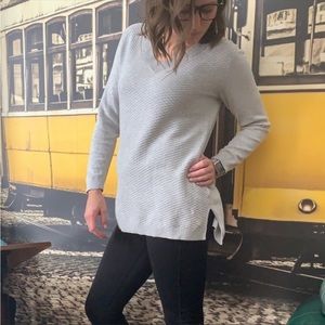 Tommy Hilfiger V Neck EUC!!!